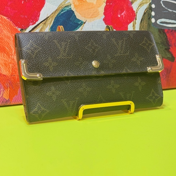 Louis Vuitton Olive Monogram Clutch - Picture 10 of 12